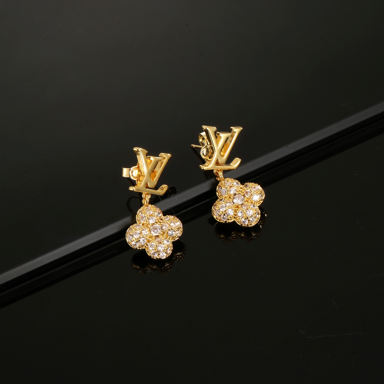 Louis Vuitton 精工版本路易威登耳钉 秉承精湛匠艺 以锻造耀目 LV Twig 抛光色泽成就 LV 字母的自然化身