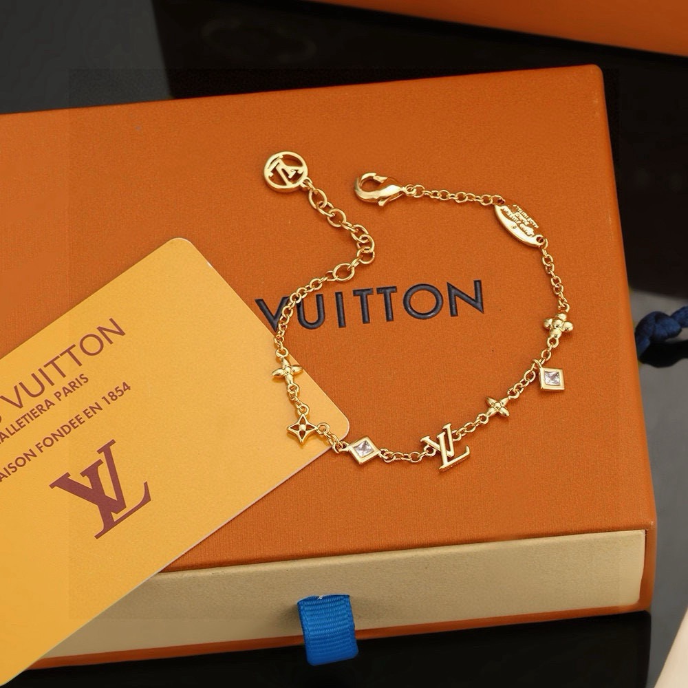 Louis Vuitton 路易威登字母手链 秉承精湛匠艺 抛光色泽成就 LV 字母的自然化身，流露品牌格调 百搭 手链