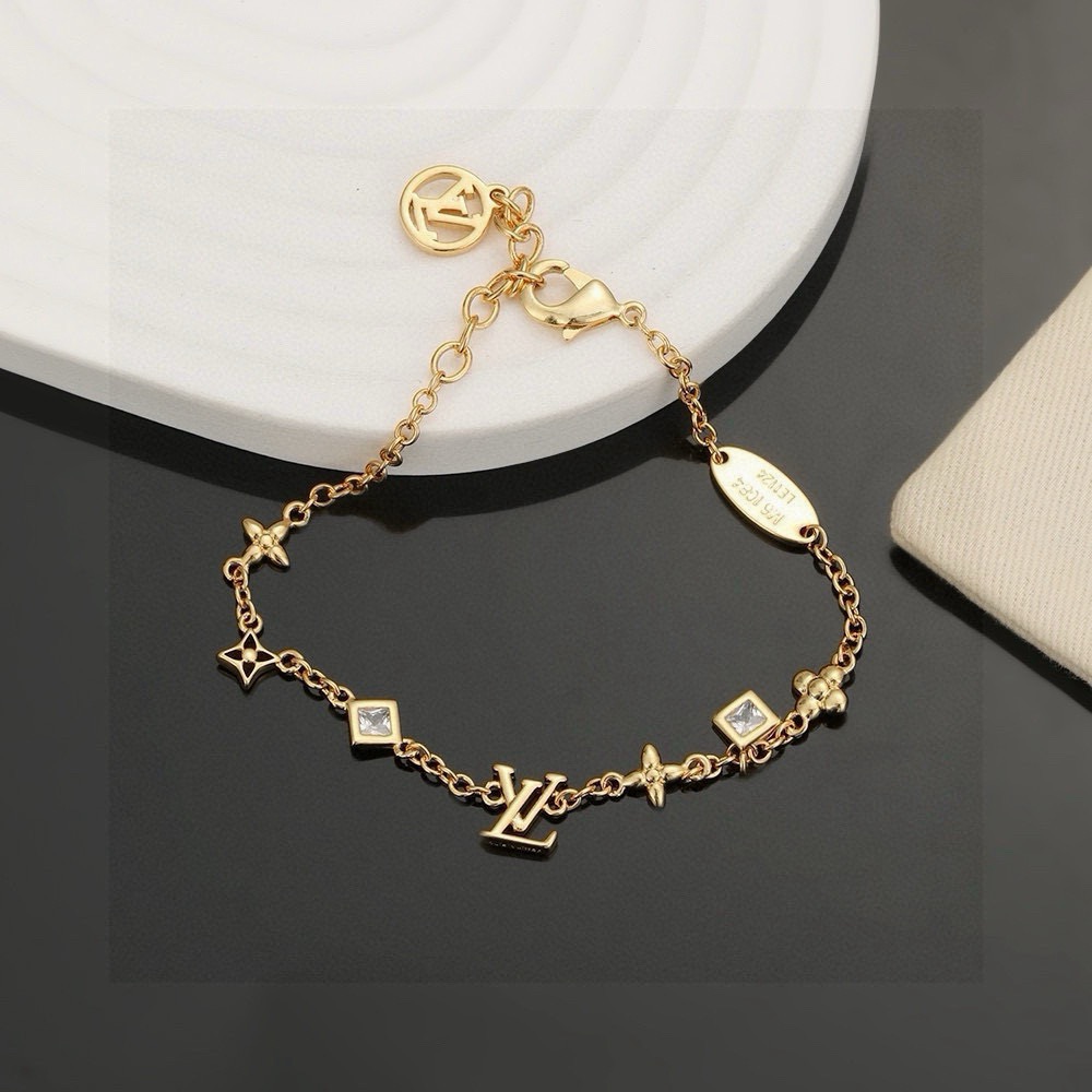 Louis Vuitton 路易威登字母手链 秉承精湛匠艺 抛光色泽成就 LV 字母的自然化身，流露品牌格调 百搭 手链
