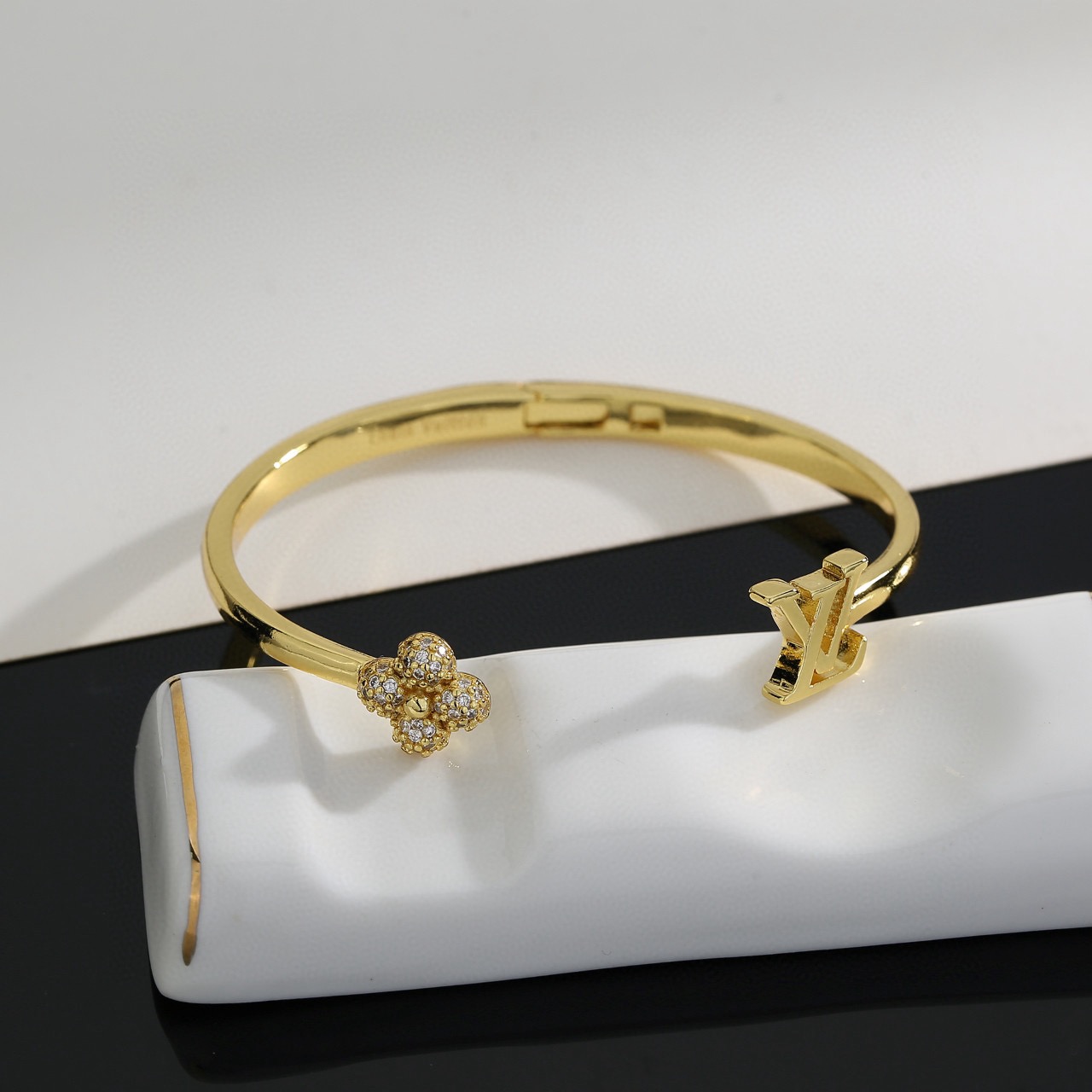 Louis Vuitton 精工版本路易威登简约手镯 秉承精湛匠艺 以锻造耀目 LV Twig 抛光色泽成就 四叶草的自然化身