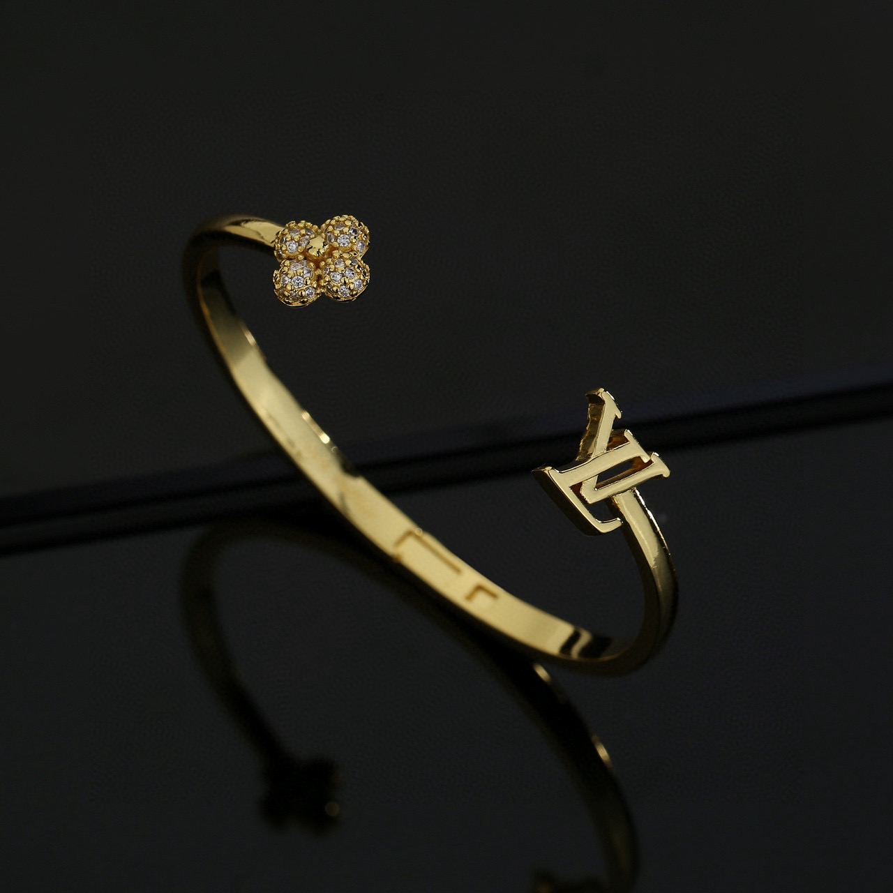 Louis Vuitton 精工版本路易威登简约手镯 秉承精湛匠艺 以锻造耀目 LV Twig 抛光色泽成就 四叶草的自然化身