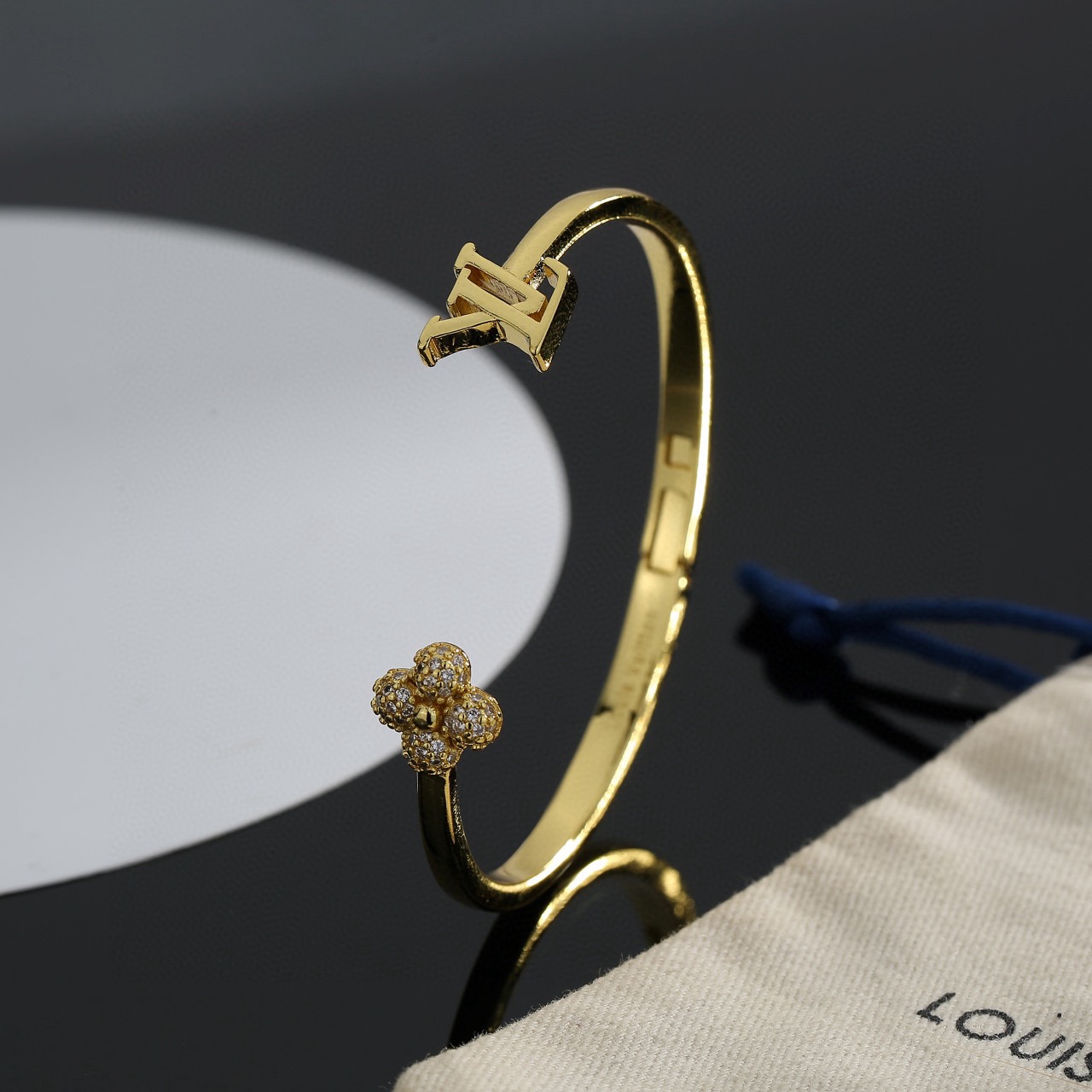 Louis Vuitton 精工版本路易威登简约手镯 秉承精湛匠艺 以锻造耀目 LV Twig 抛光色泽成就 四叶草的自然化身