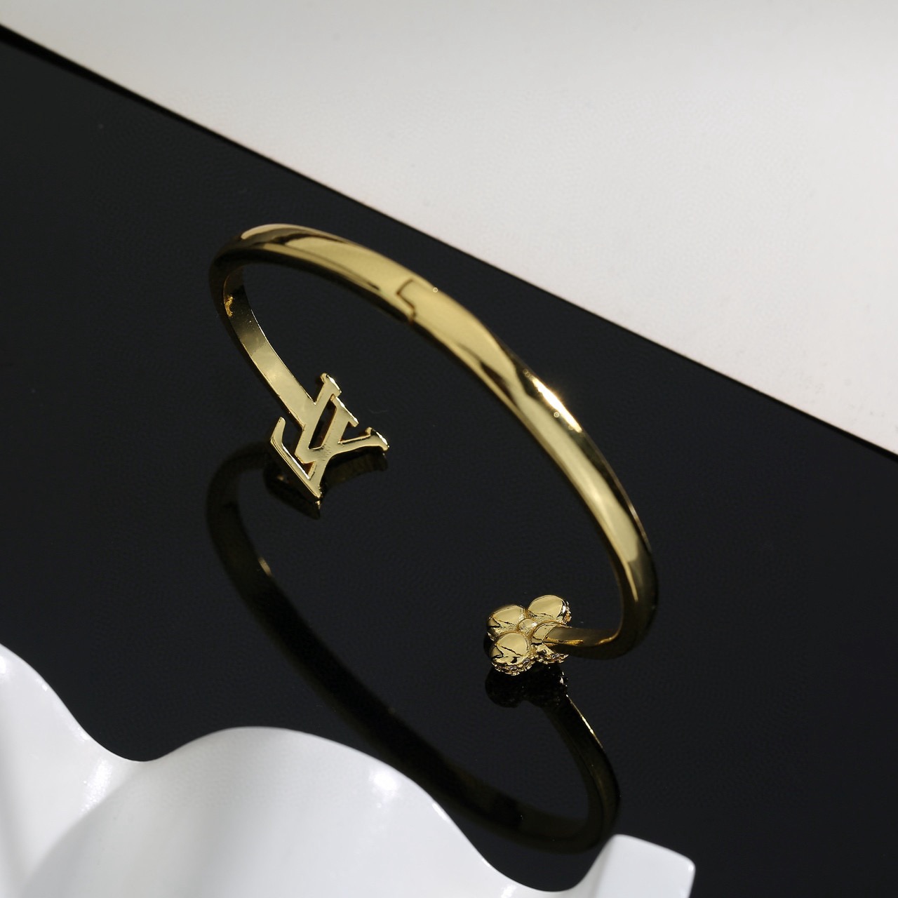 Louis Vuitton 精工版本路易威登简约手镯 秉承精湛匠艺 以锻造耀目 LV Twig 抛光色泽成就 四叶草的自然化身