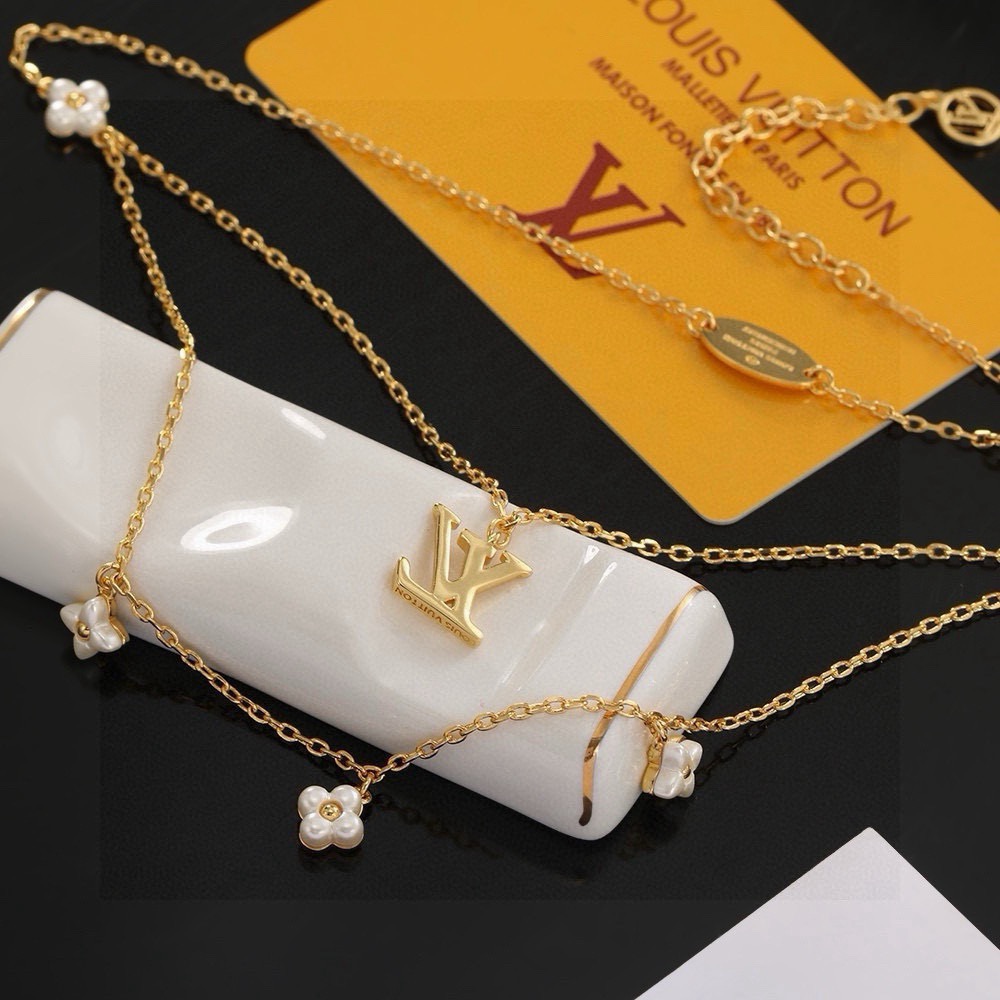 Louis Vuitton 精工版本路易威登字母项链 秉承精湛匠艺 抛光色泽成就 LV 字母的自然化身，流露品牌格调 百搭 项链