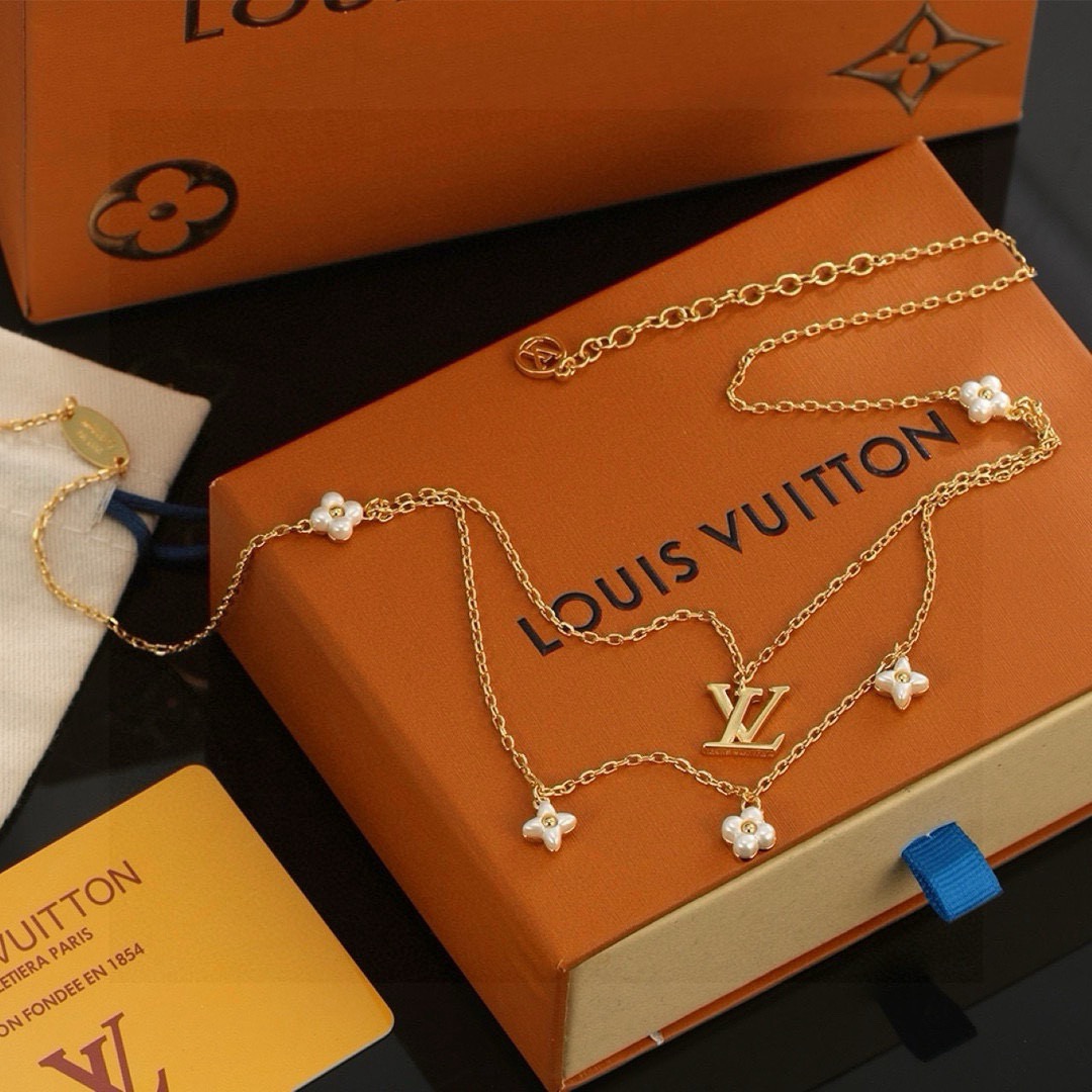 Louis Vuitton 精工版本路易威登字母项链 秉承精湛匠艺 抛光色泽成就 LV 字母的自然化身，流露品牌格调 百搭 项链