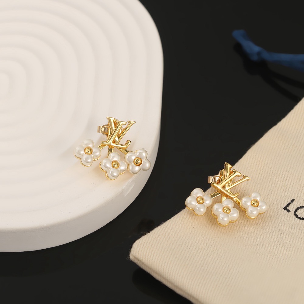 Louis Vuitton 精工版本路易威登耳钉 字母花朵耳钉 可两种戴佩方法 秉承精湛匠艺