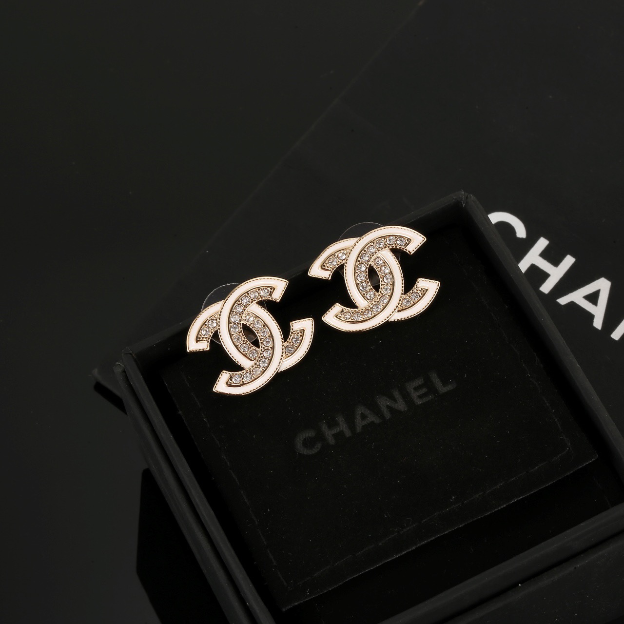 Chanel Chanel 双C耳钉 这款随意搭配都是非常 百搭 单品 很修饰脸型 很上档次的 很优雅气质 耳环