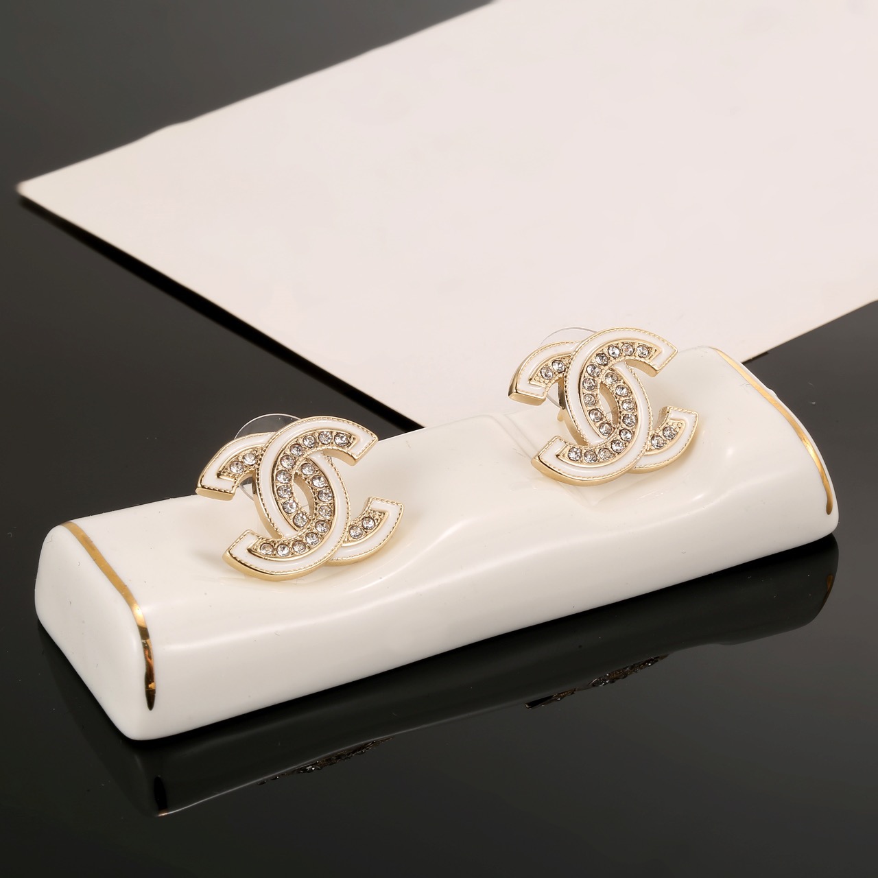 Chanel Chanel 双C耳钉 这款随意搭配都是非常 百搭 单品 很修饰脸型 很上档次的 很优雅气质 耳环