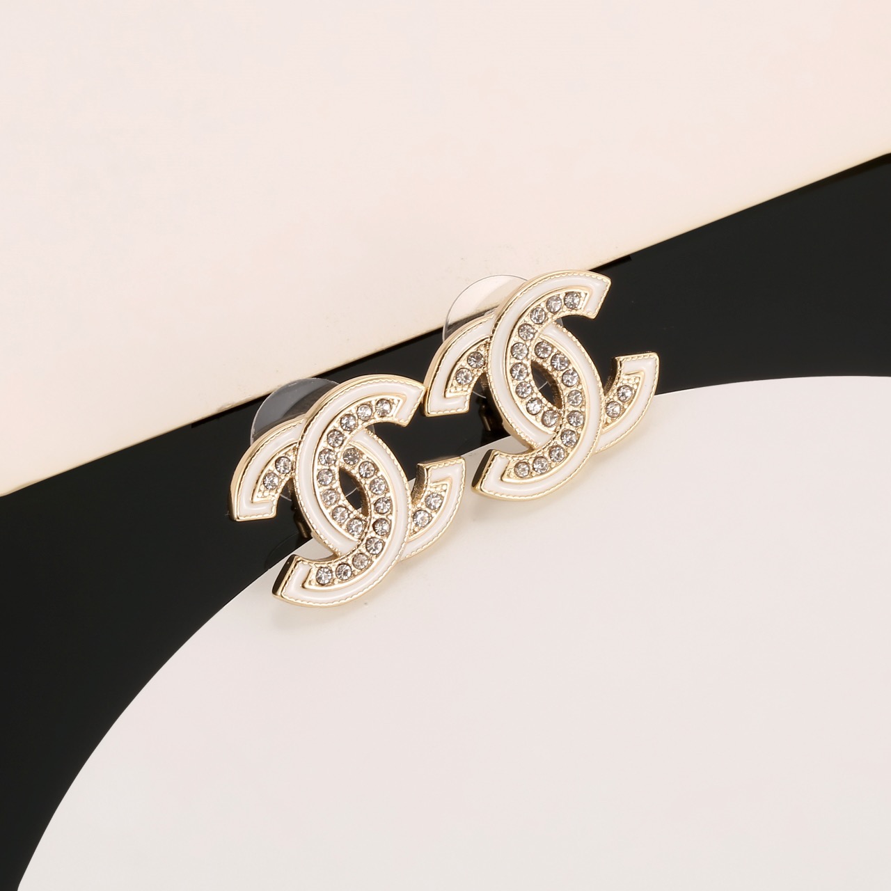 Chanel Chanel 双C耳钉 这款随意搭配都是非常 百搭 单品 很修饰脸型 很上档次的 很优雅气质 耳环