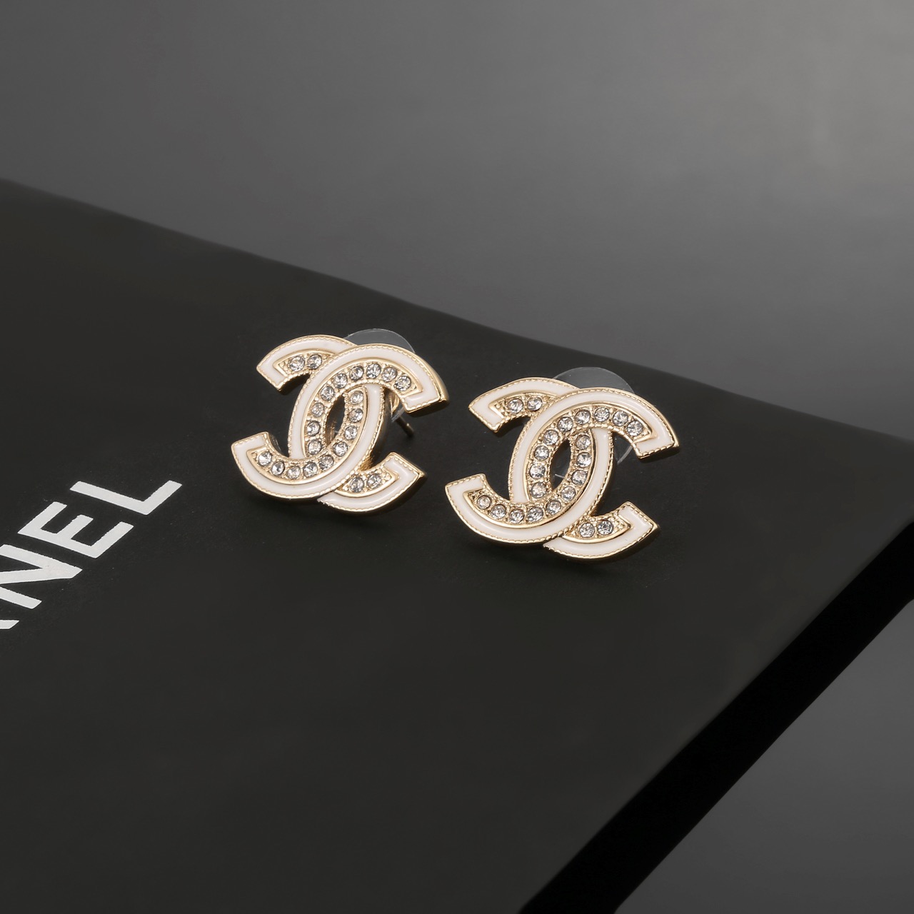 Chanel Chanel 双C耳钉 这款随意搭配都是非常 百搭 单品 很修饰脸型 很上档次的 很优雅气质 耳环