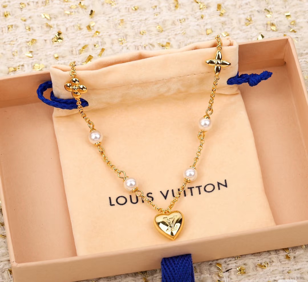 Louis Vuitton 精工版本路易威登心桃项链 秉承精湛匠艺