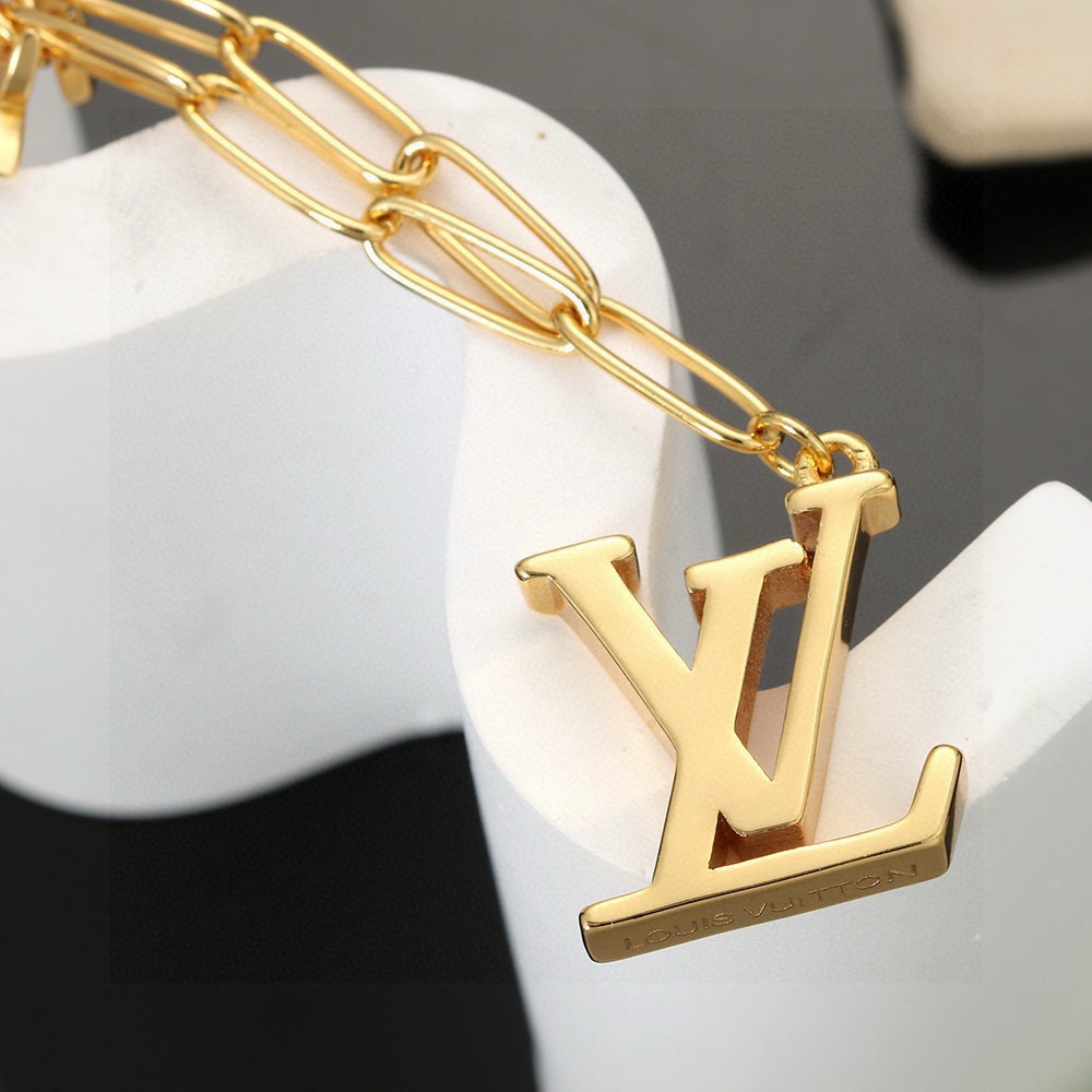 Louis Vuitton 精工版本路易威登简约项链 秉承精湛匠艺 以锻造耀目 LV Twig 抛光色泽成就 四叶草的自然化身