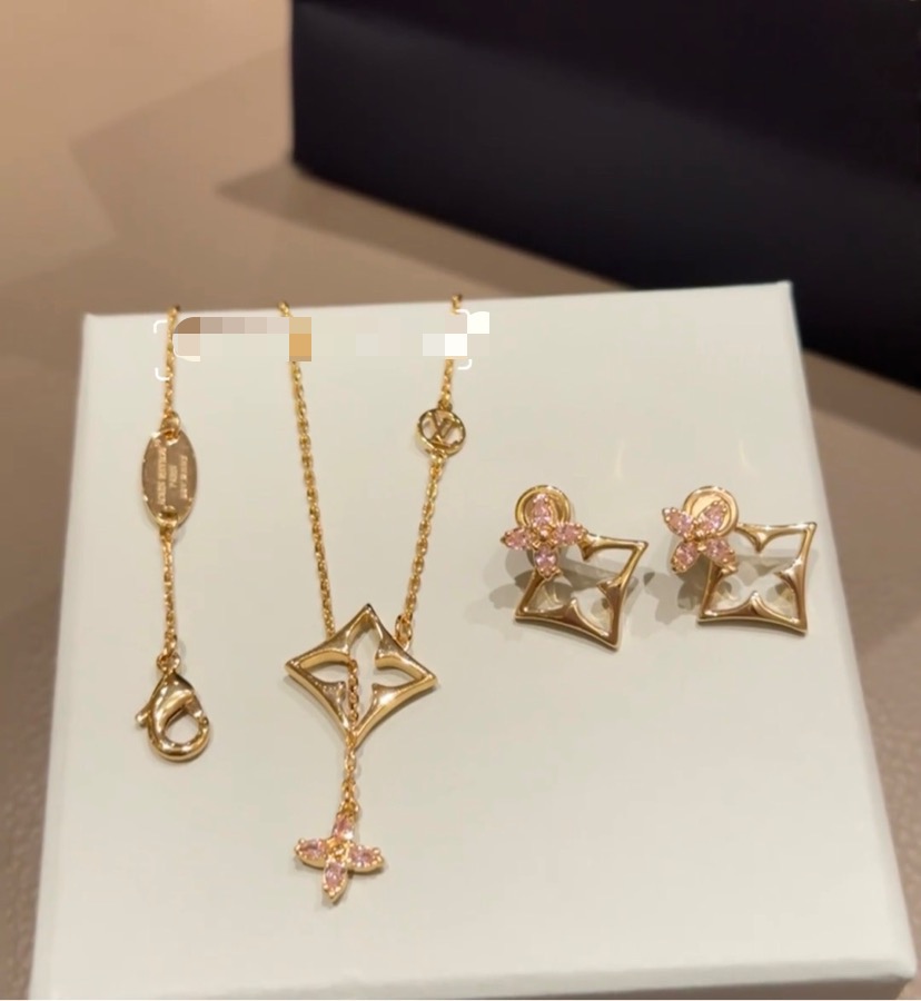 Louis Vuitton 路易威登字母金色四叶草粉钻项链 秉承精湛匠艺 抛光色泽成就 LV 字母的自然化身，流露品牌格调 项链