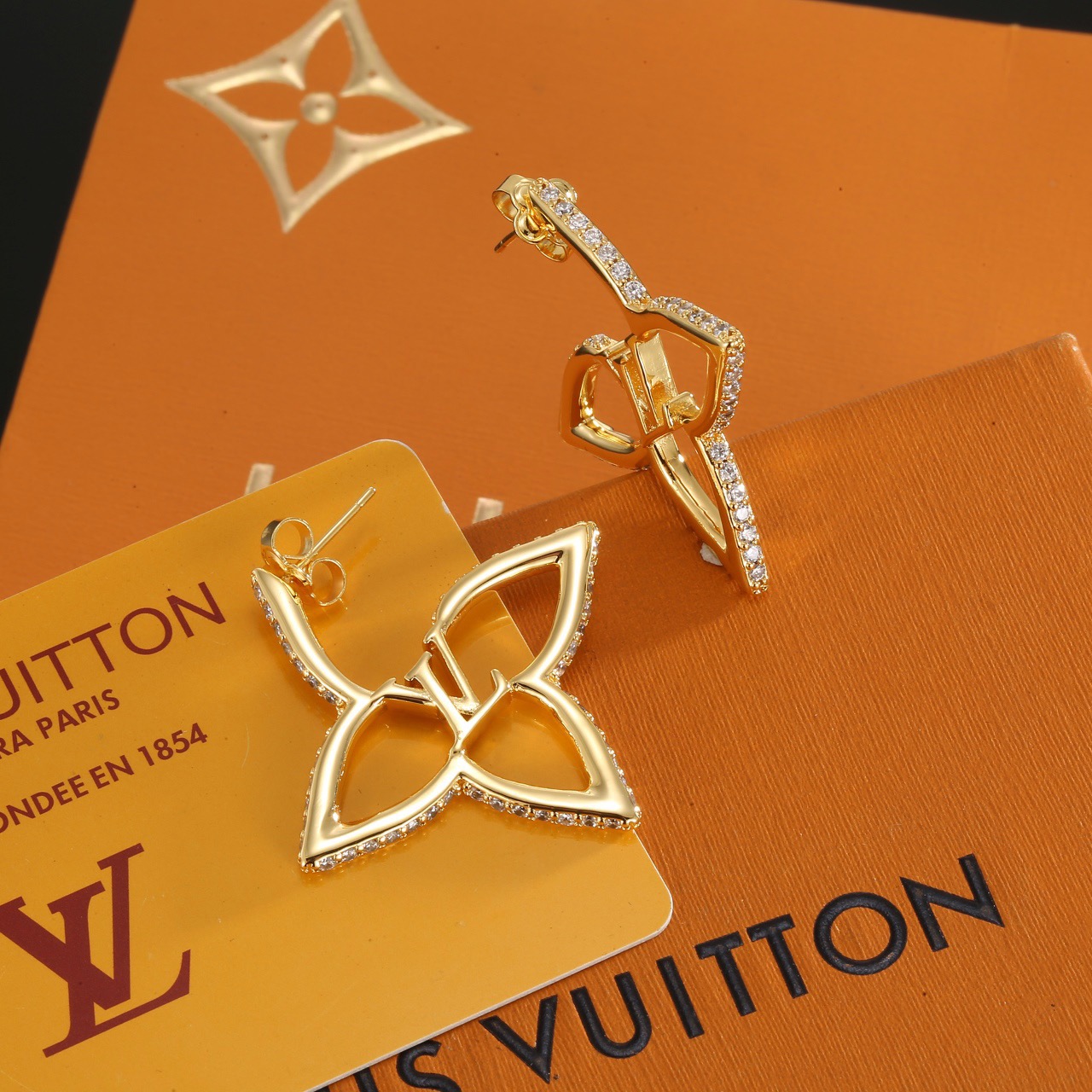 Louis Vuitton LV黄金色四叶草耳钉 路易威登个性 带来 、有趣的视觉
