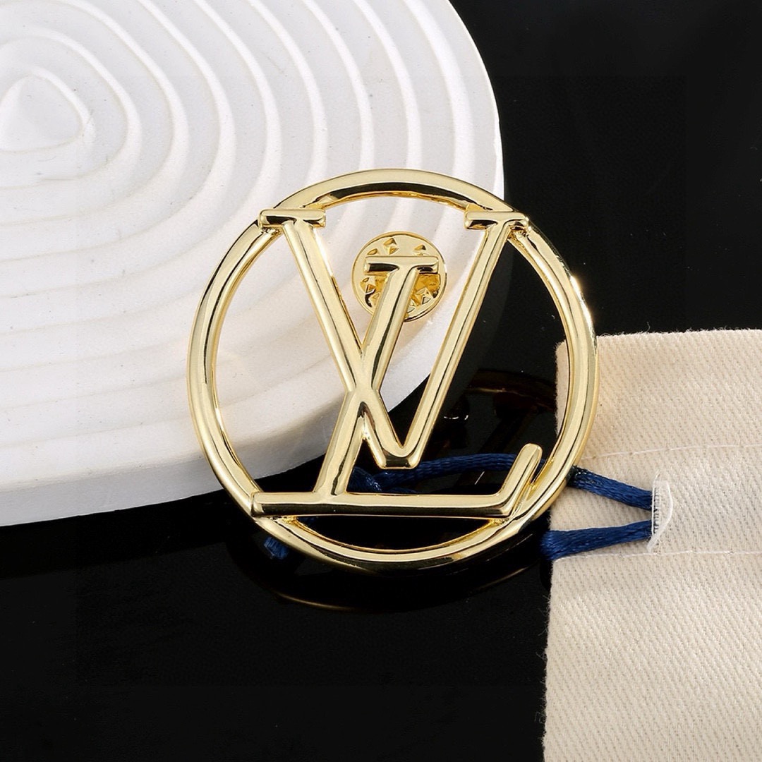 Louis Vuitton 精工版本路易威登胸针 秉承精湛匠艺 以锻造耀目 LV Twig 抛光色泽成就 LV 字母的自然化身