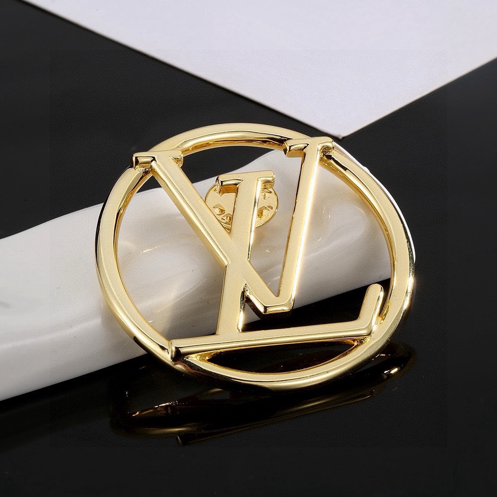 Louis Vuitton 精工版本路易威登胸针 秉承精湛匠艺 以锻造耀目 LV Twig 抛光色泽成就 LV 字母的自然化身