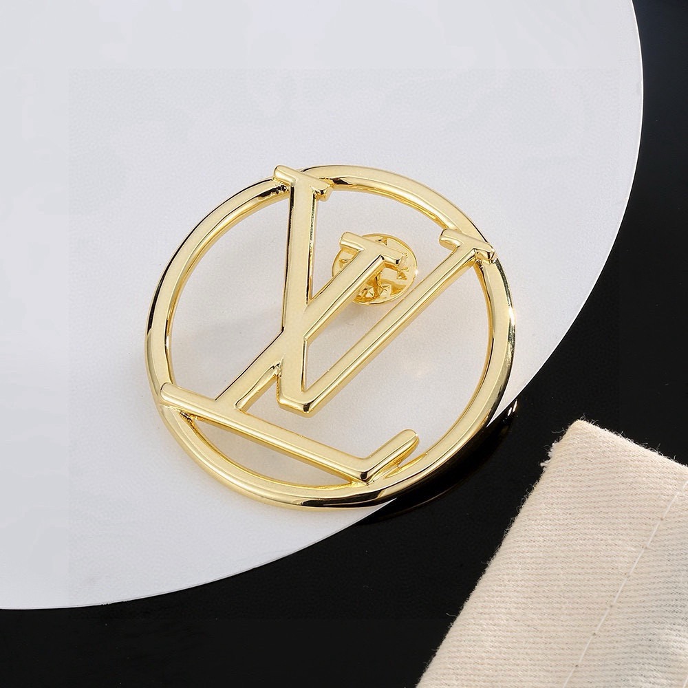 Louis Vuitton 精工版本路易威登胸针 秉承精湛匠艺 以锻造耀目 LV Twig 抛光色泽成就 LV 字母的自然化身