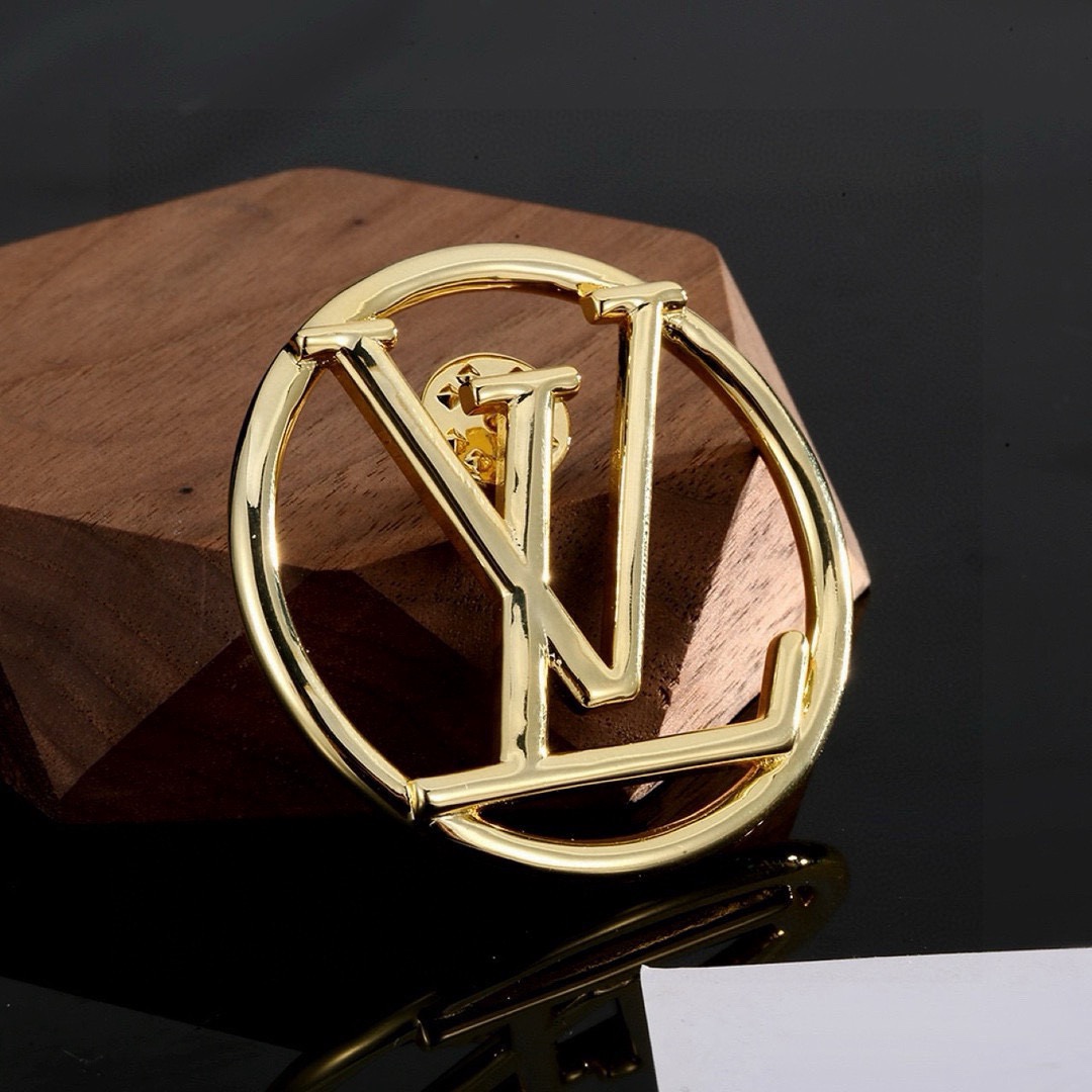 Louis Vuitton 精工版本路易威登胸针 秉承精湛匠艺 以锻造耀目 LV Twig 抛光色泽成就 LV 字母的自然化身