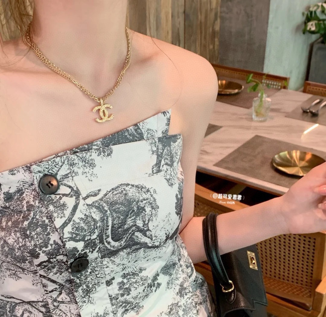 Chanel 香奈儿项链 为了生活每天忙碌的你 下班后也记得好好犒劳自己 洗个热水澡 敷个面膜
