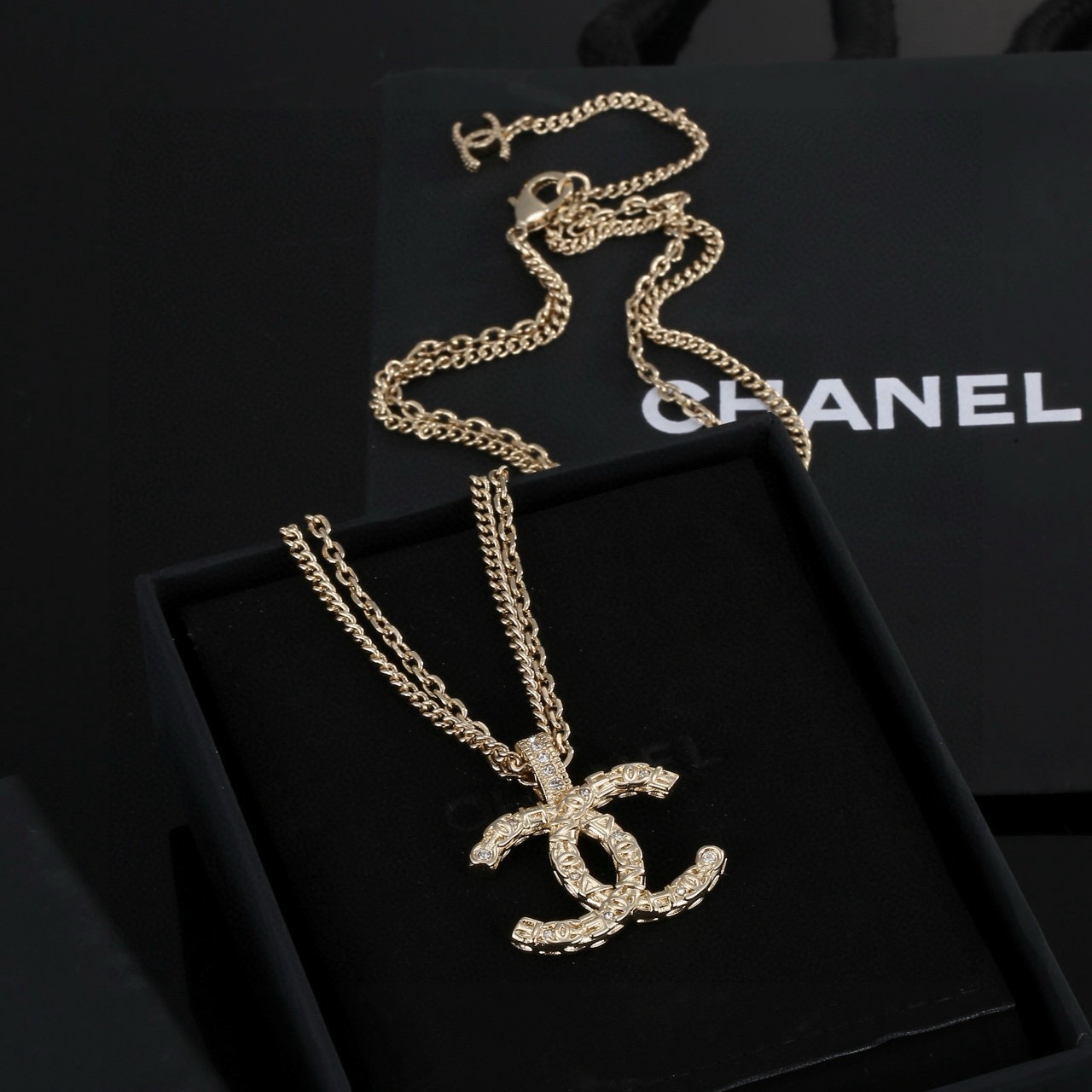 Chanel 香奈儿项链 为了生活每天忙碌的你 下班后也记得好好犒劳自己 洗个热水澡 敷个面膜