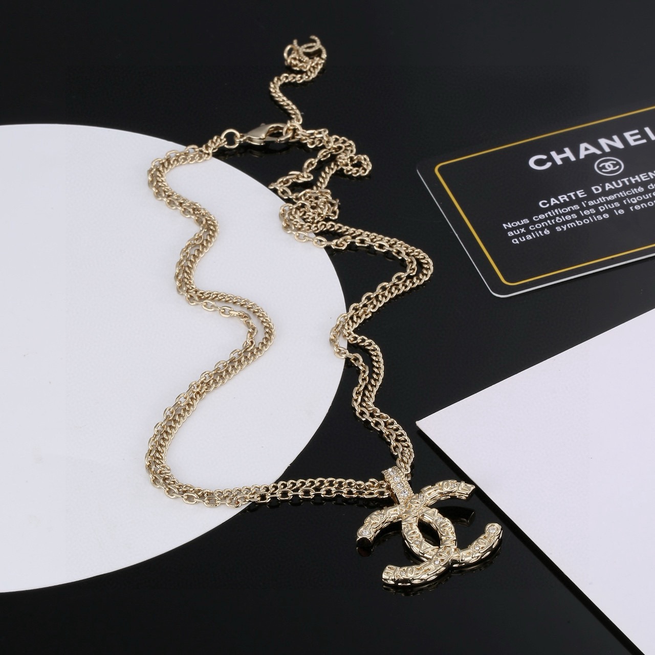 Chanel 香奈儿项链 为了生活每天忙碌的你 下班后也记得好好犒劳自己 洗个热水澡 敷个面膜