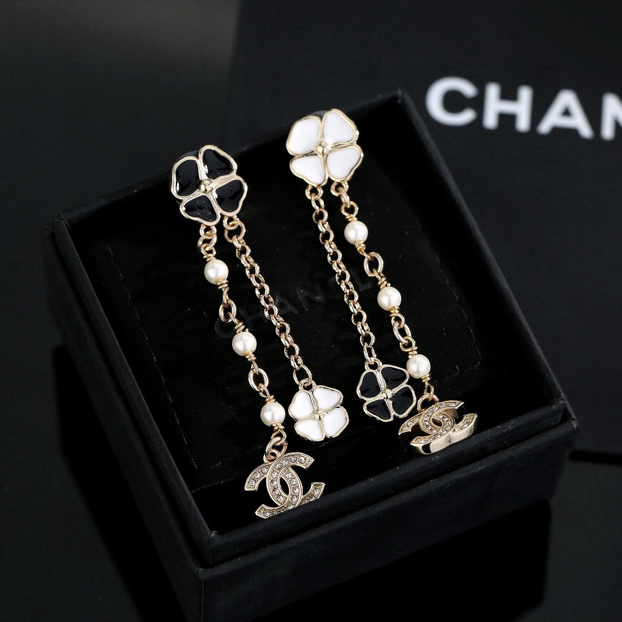 Chanel 香奈儿浅金色黑白花朵耳环 紧追潮流早春耳钉 不管你是圆脸还是长脸拆下自己配系有意想不到的惊喜