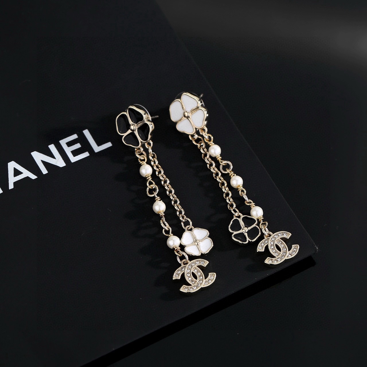 Chanel 香奈儿浅金色黑白花朵耳环 紧追潮流早春耳钉 不管你是圆脸还是长脸拆下自己配系有意想不到的惊喜