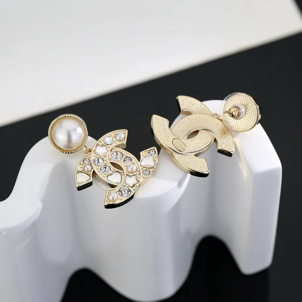 Chanel 香奈儿浅金色耳环 紧追潮流早春耳钉 不管你是圆脸还是长脸拆下自己配系有意想不到的惊喜