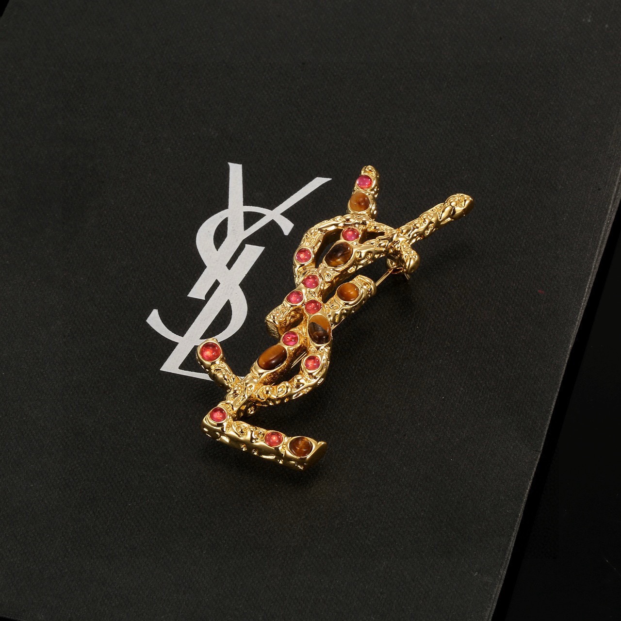 Saint Laurent 圣罗兰YSL 胸针 奢侈 百搭 犹如酒会礼服一般 绚烂多姿 最具个性魅力象征永远的不变的情怀