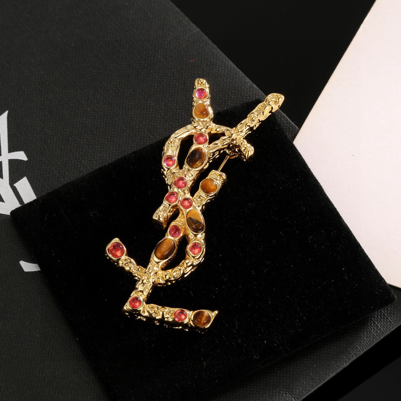 Saint Laurent 圣罗兰YSL 胸针 奢侈 百搭 犹如酒会礼服一般 绚烂多姿 最具个性魅力象征永远的不变的情怀