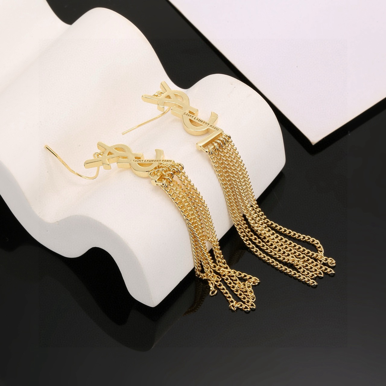 Saint Laurent 圣罗兰YSL 耳钉 奢侈 百搭 犹如酒会礼服一般 绚烂多姿 最具个性魅力象征永远的不变的情怀