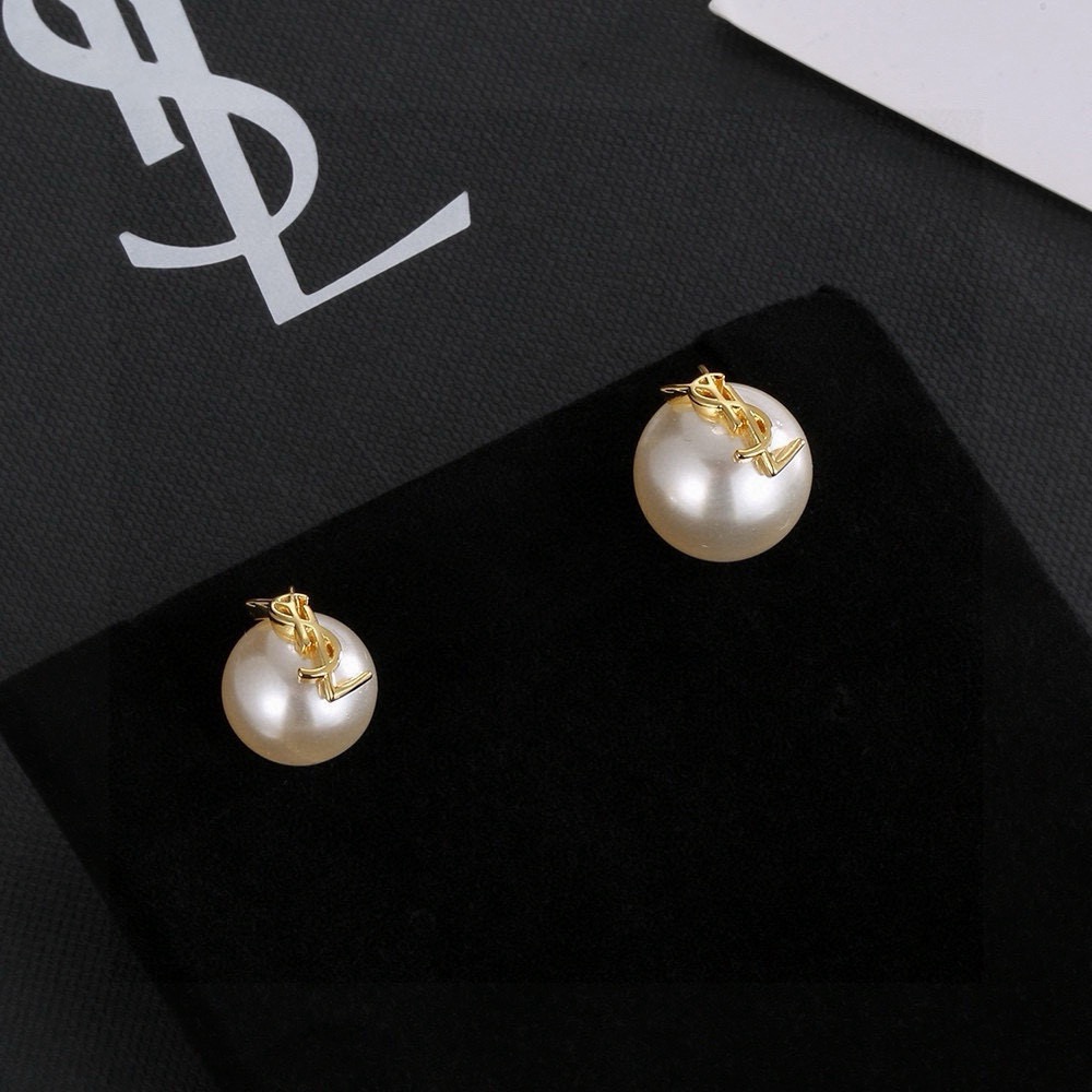 Pendientes de perlas YSL, tan delicados, con el logo de YSL incrustado, dos piezas, una grande y una pequeña, un pequeñ…
