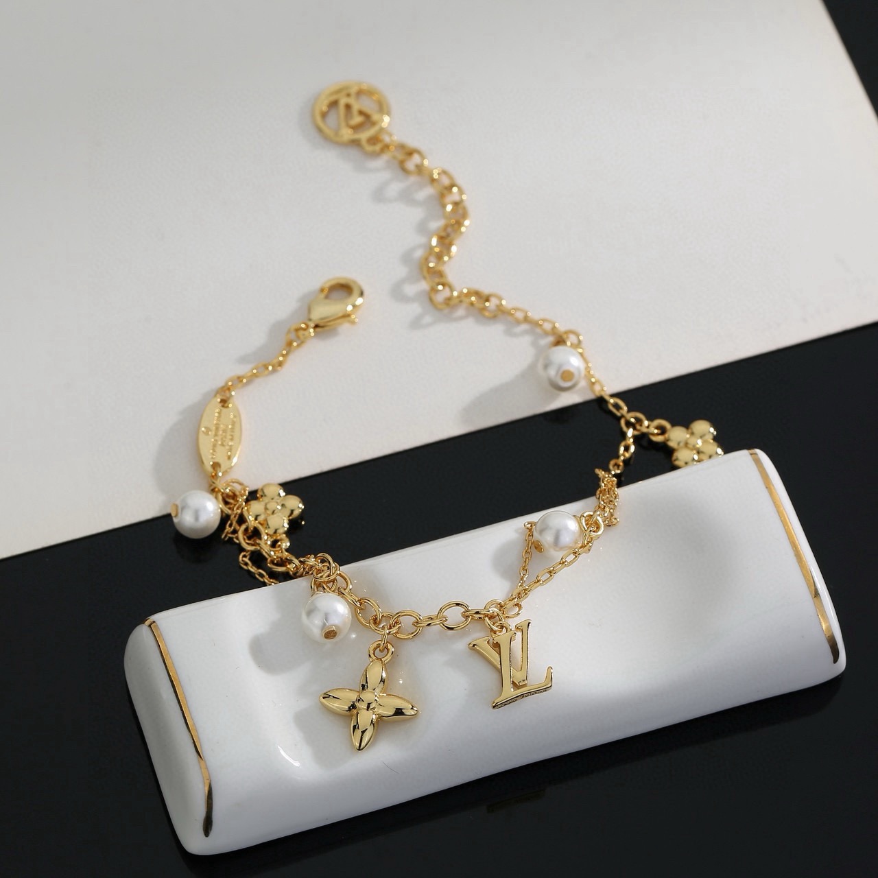 Louis Vuitton 精工版本路易威登手链秉承精湛匠艺