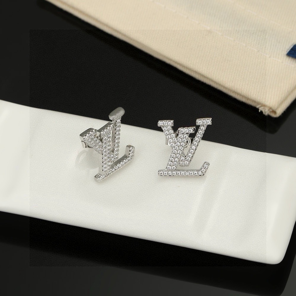 Louis Vuitton 精工版本路易威登耳钉秉承精湛匠艺 以锻造耀目 LV Twig 抛光色泽成就 LV 字母的自然化身