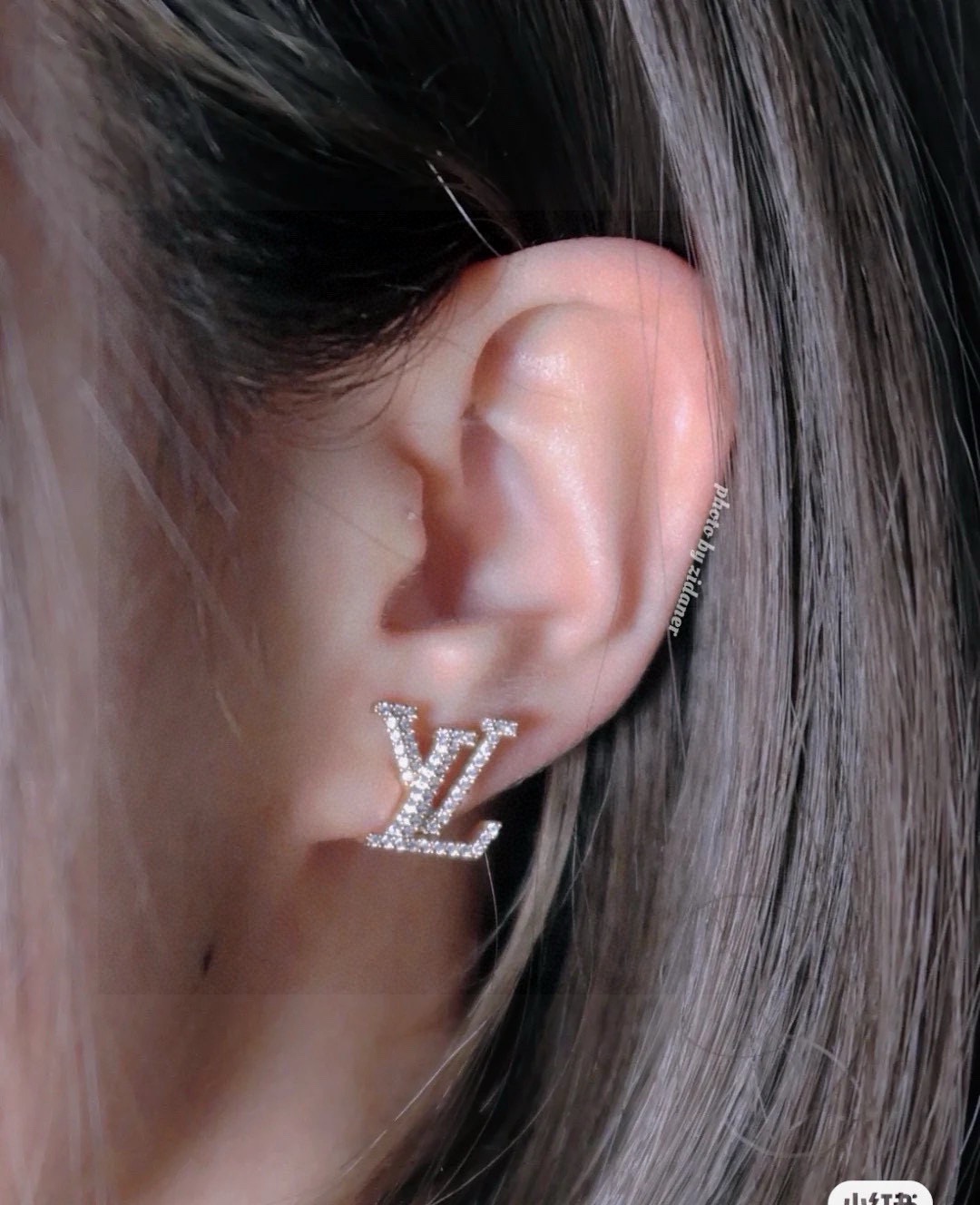 Louis Vuitton 精工版本路易威登耳钉秉承精湛匠艺 以锻造耀目 LV Twig 抛光色泽成就 LV 字母的自然化身