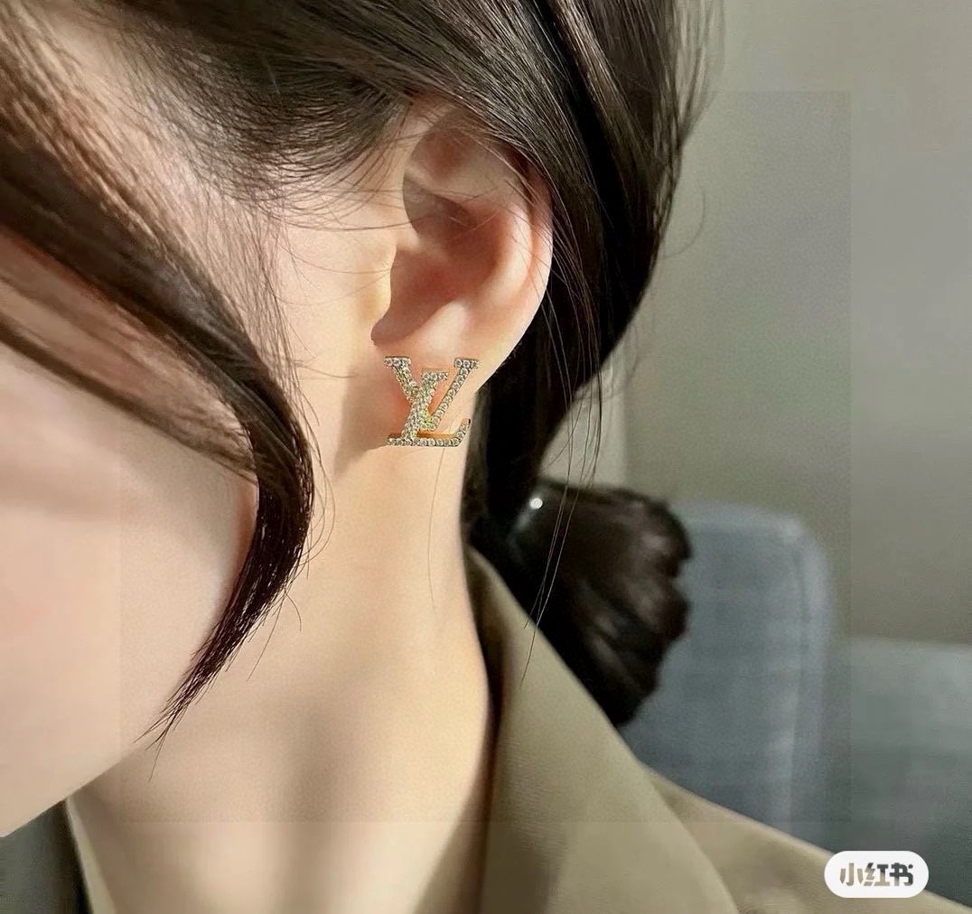Louis Vuitton 精工版本路易威登耳钉秉承精湛匠艺 以锻造耀目 LV Twig 抛光色泽成就 LV 字母的自然化身