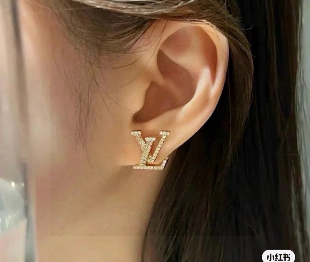 Louis Vuitton 精工版本路易威登耳钉秉承精湛匠艺 以锻造耀目 LV Twig 抛光色泽成就 LV 字母的自然化身