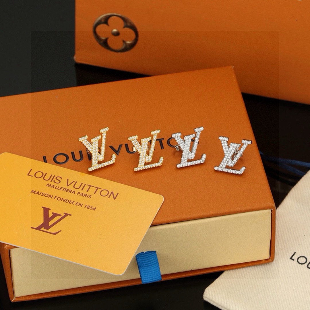 Louis Vuitton 精工版本路易威登耳钉秉承精湛匠艺 以锻造耀目 LV Twig 抛光色泽成就 LV 字母的自然化身