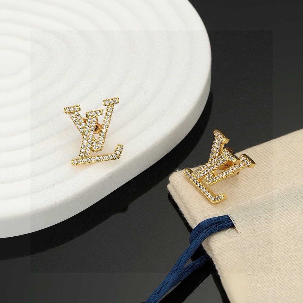 Louis Vuitton 精工版本路易威登耳钉秉承精湛匠艺 以锻造耀目 LV Twig 抛光色泽成就 LV 字母的自然化身