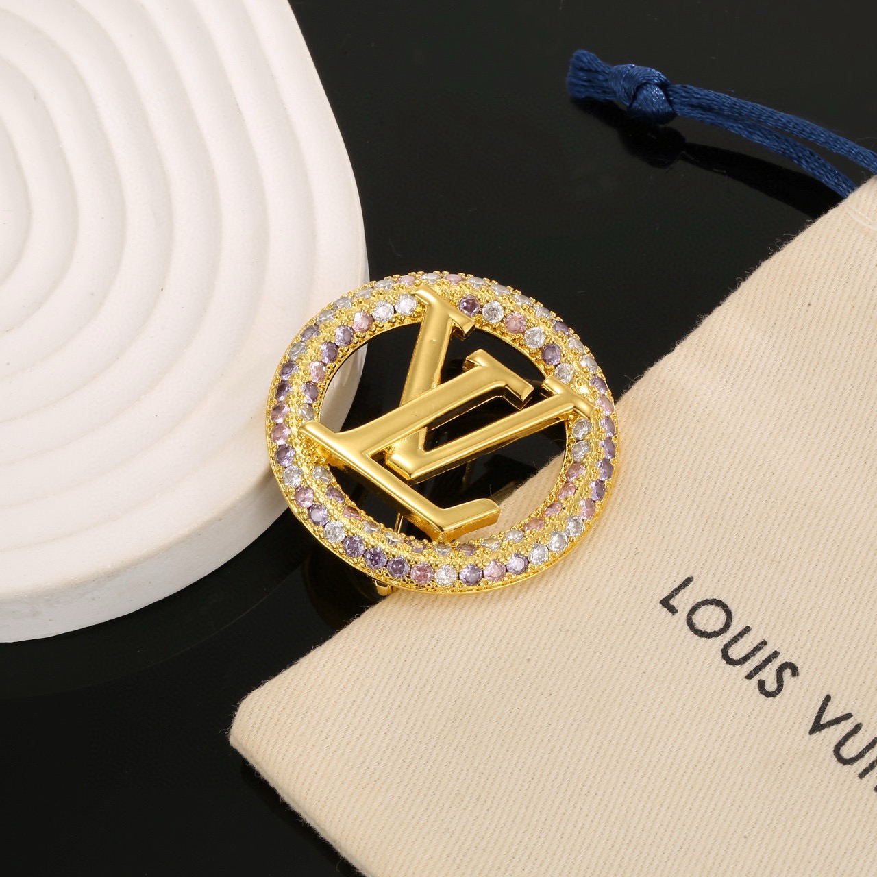 Louis Vuitton 精工版本路易威登胸针 秉承精湛匠艺 以锻造耀目 LV Twig 抛光色泽成就 LV 字母的自然化身