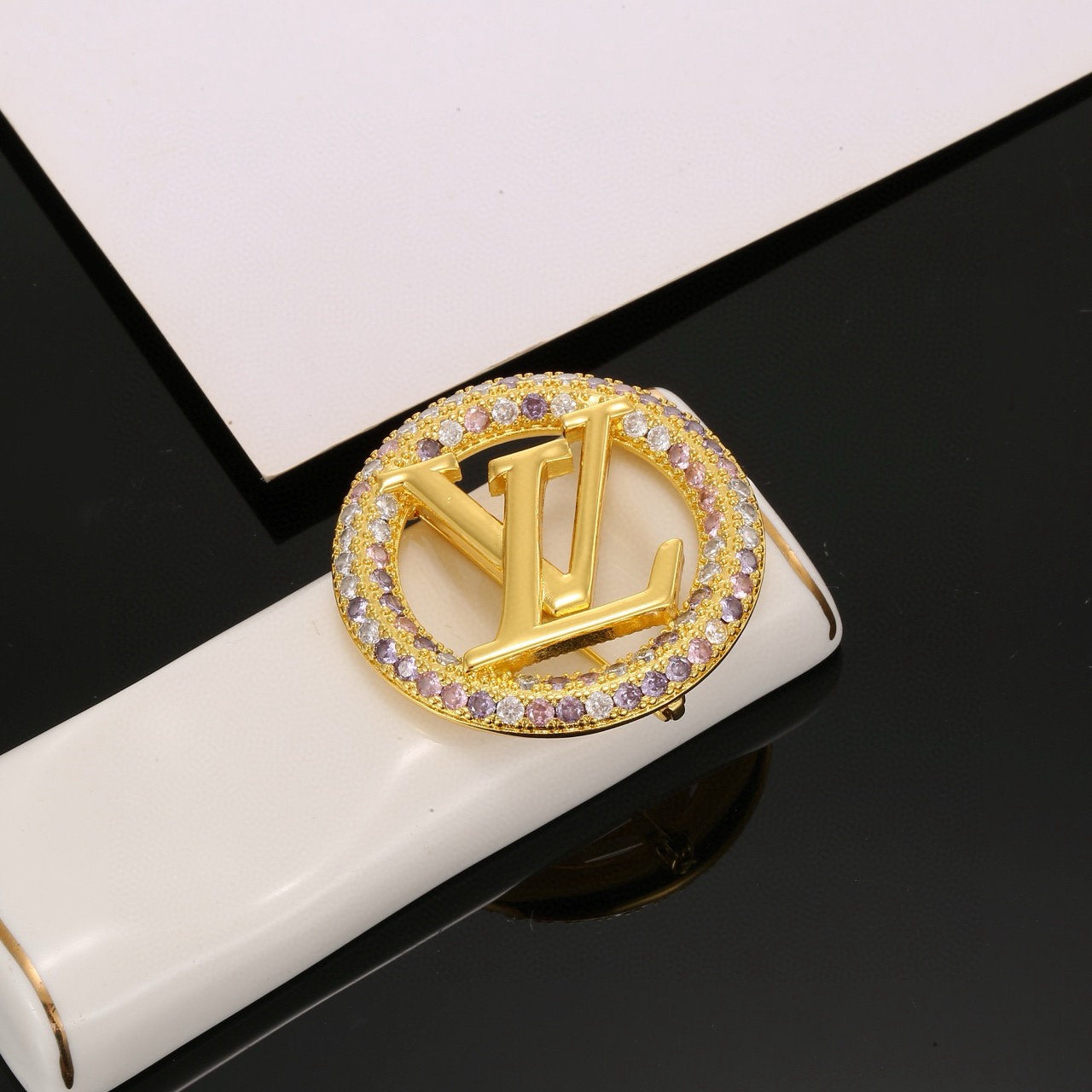 Louis Vuitton 精工版本路易威登胸针 秉承精湛匠艺 以锻造耀目 LV Twig 抛光色泽成就 LV 字母的自然化身