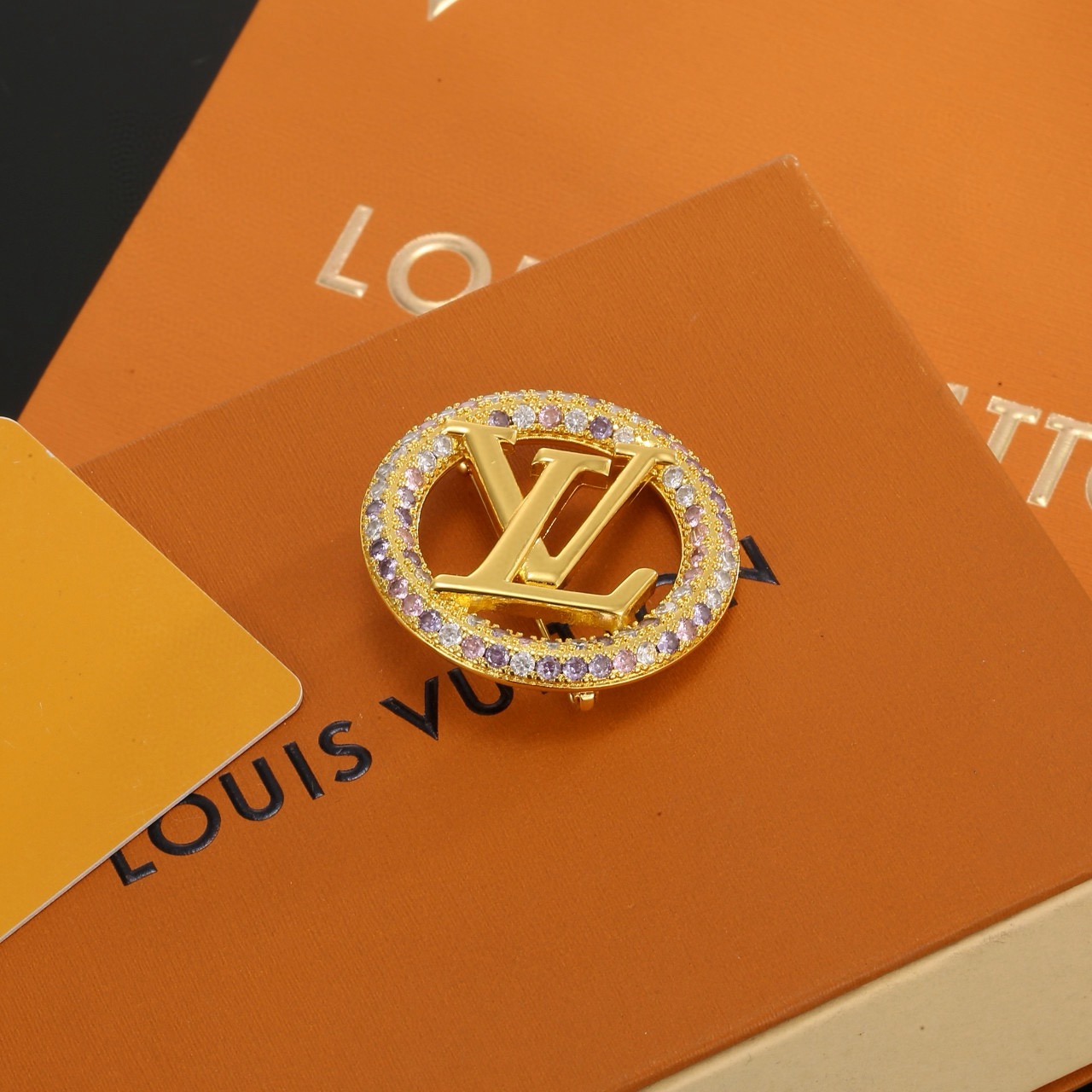 Louis Vuitton 精工版本路易威登胸针 秉承精湛匠艺 以锻造耀目 LV Twig 抛光色泽成就 LV 字母的自然化身