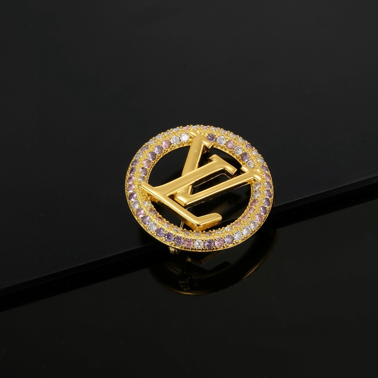 Louis Vuitton 精工版本路易威登胸针 秉承精湛匠艺 以锻造耀目 LV Twig 抛光色泽成就 LV 字母的自然化身
