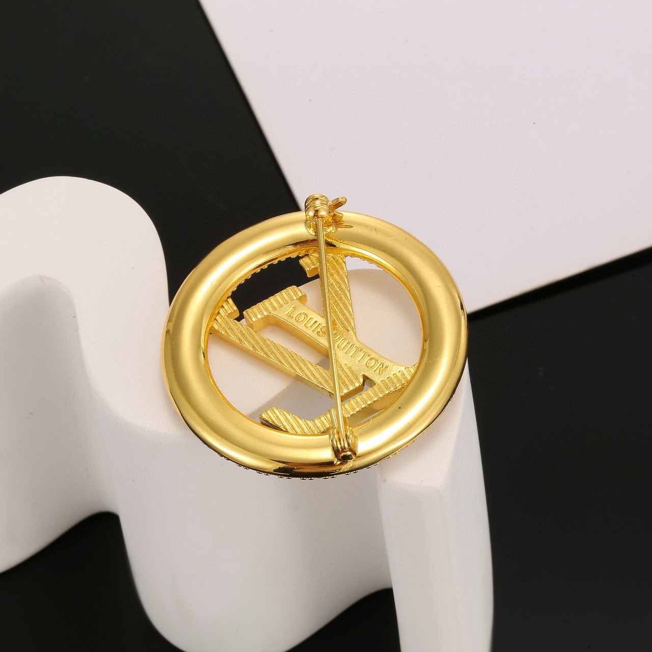 Louis Vuitton 精工版本路易威登胸针 秉承精湛匠艺 以锻造耀目 LV Twig 抛光色泽成就 LV 字母的自然化身