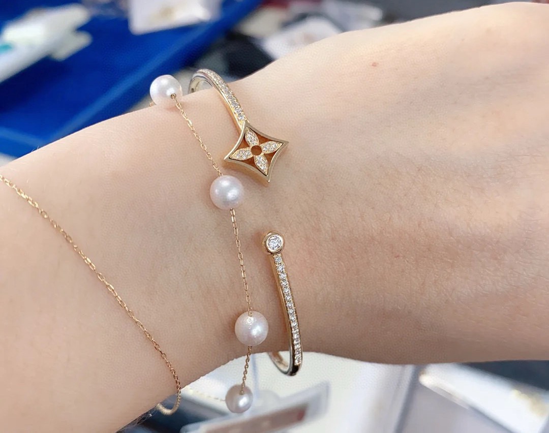 Louis Vuitton 精工版本路易威登简约手镯 秉承精湛匠艺 以锻造耀目 LV Twig 抛光色泽成就 四叶草的自然化身