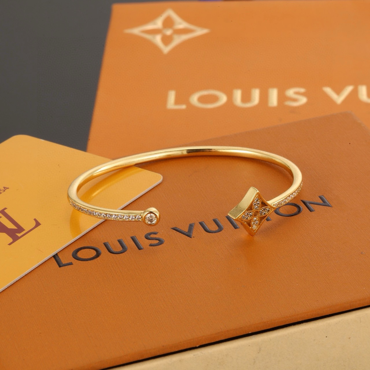 Louis Vuitton 精工版本路易威登简约手镯 秉承精湛匠艺 以锻造耀目 LV Twig 抛光色泽成就 四叶草的自然化身