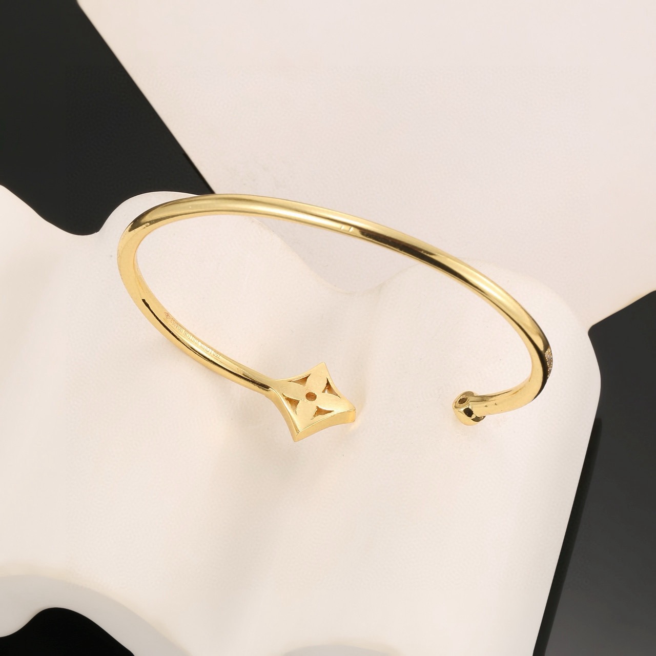 Louis Vuitton 精工版本路易威登简约手镯 秉承精湛匠艺 以锻造耀目 LV Twig 抛光色泽成就 四叶草的自然化身