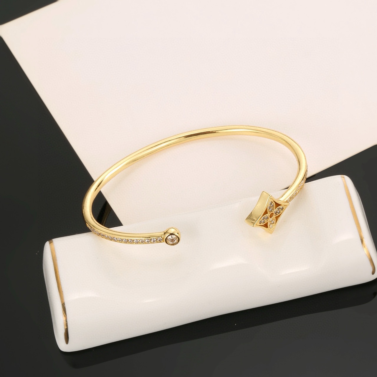 Louis Vuitton 精工版本路易威登简约手镯 秉承精湛匠艺 以锻造耀目 LV Twig 抛光色泽成就 四叶草的自然化身