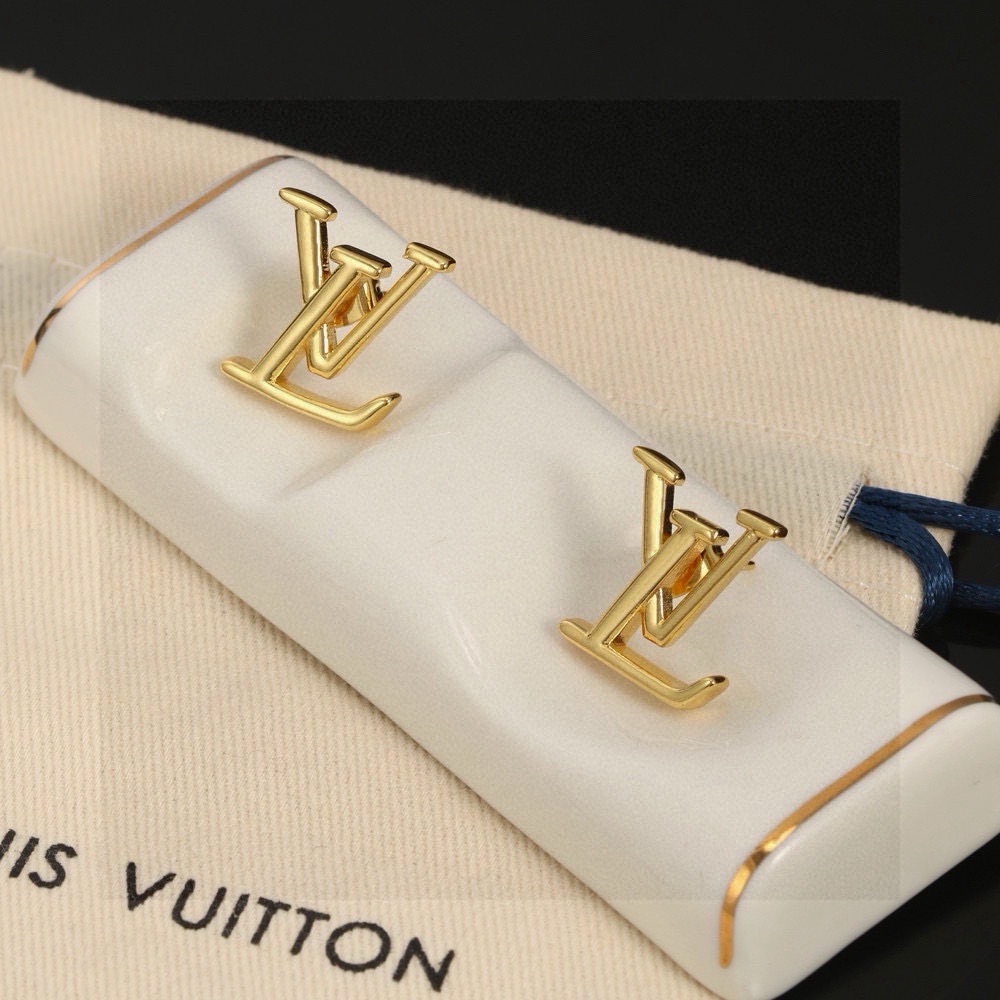 Louis Vuitton LV黄金色字母耳钉 路易威登个性 带来 、有趣的视觉