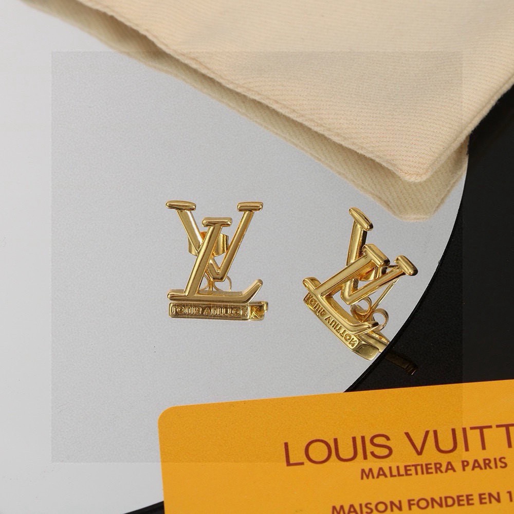 Louis Vuitton LV黄金色字母耳钉 路易威登个性 带来 、有趣的视觉